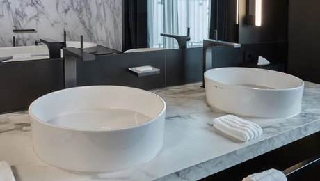 Schwarze Armaturen und Accessoires im Designhotel